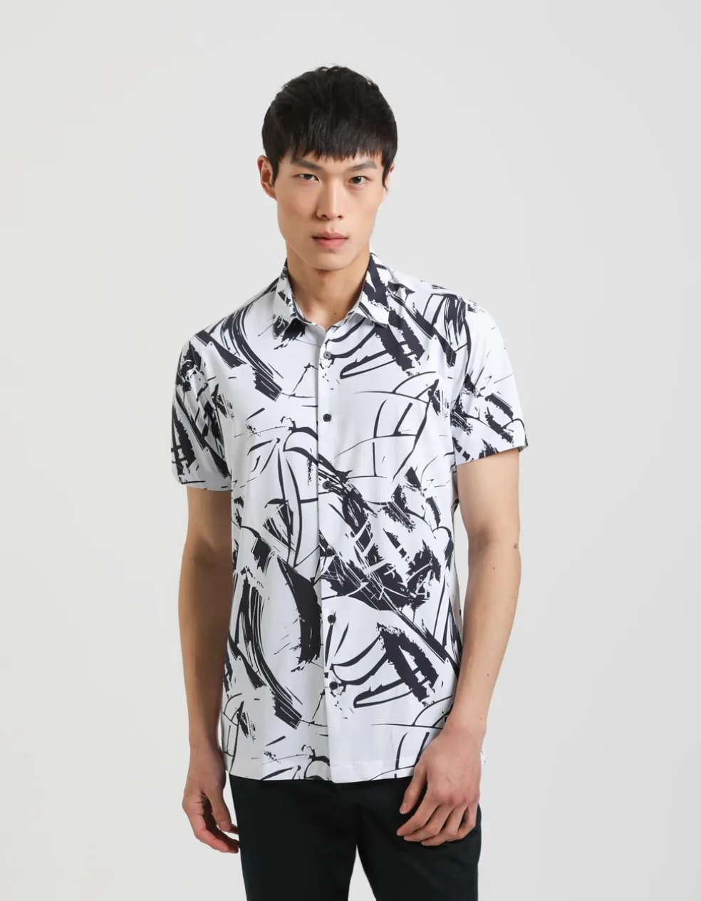 Camicia mezza manica in tessuto elastico con fantasia