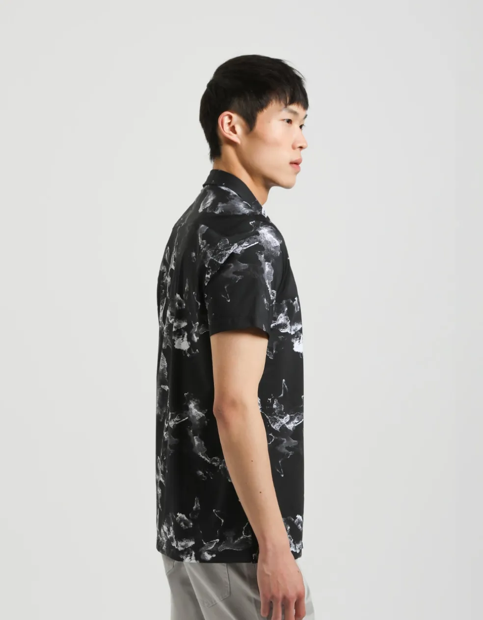 Camicia mezza manica in tessuto elastico con fantasia