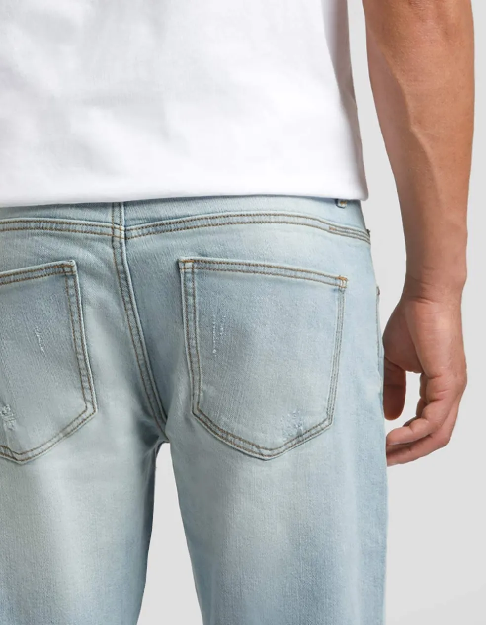 Jeans skinny fit con strappi