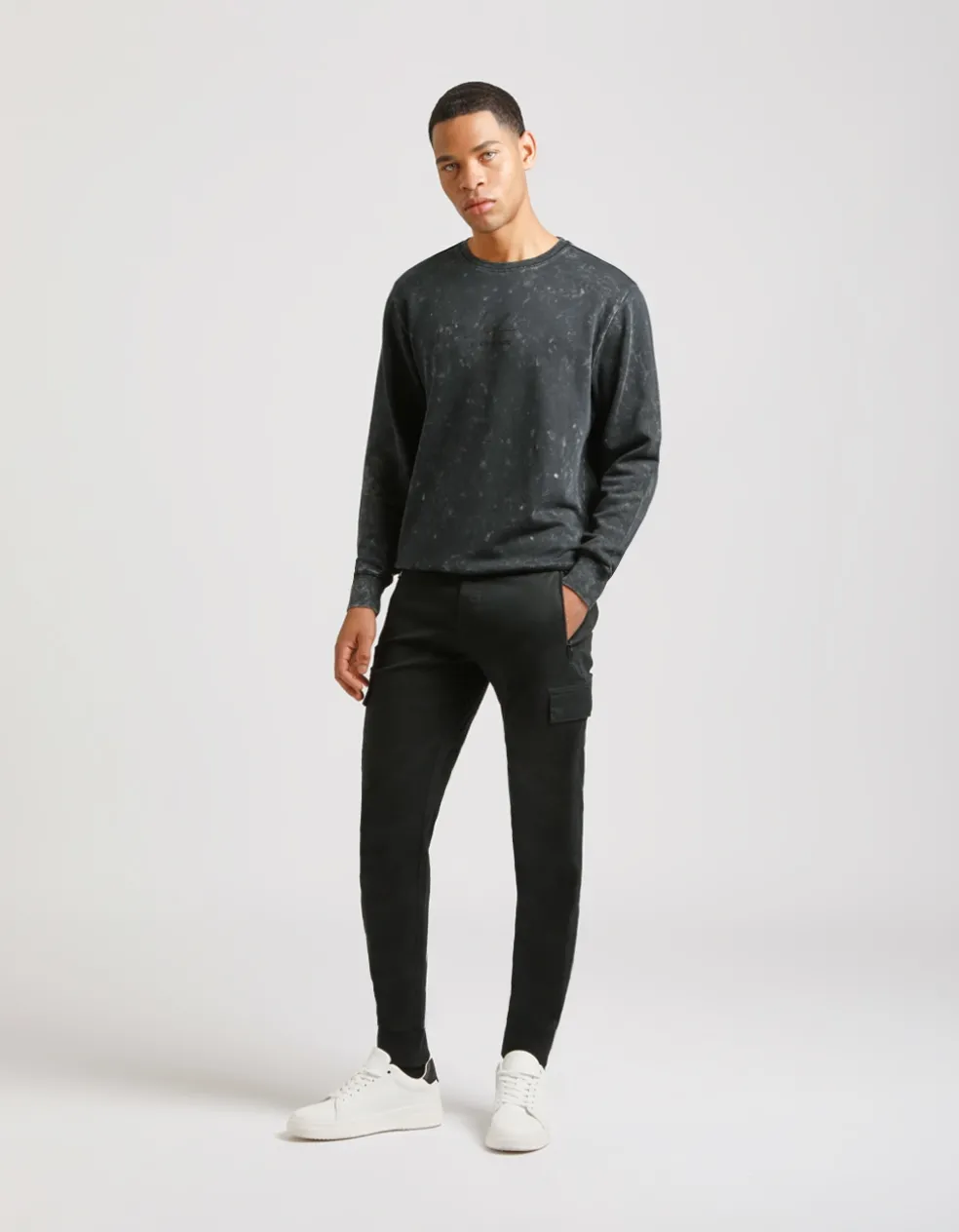 Pantaloni cargo con elastici alle caviglie