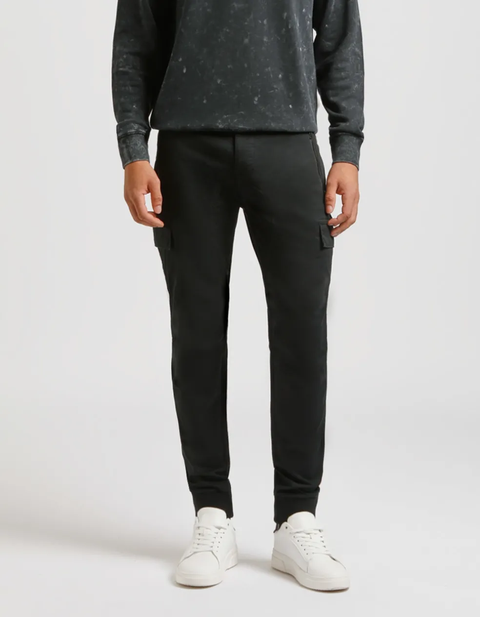 Pantaloni cargo con elastici alle caviglie