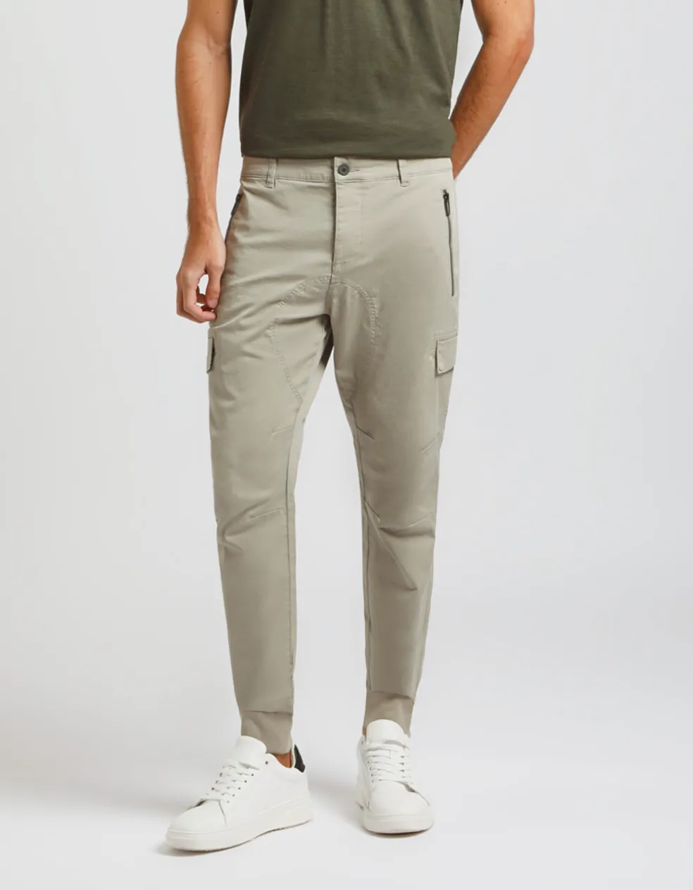 Pantaloni cargo con elastici alle caviglie