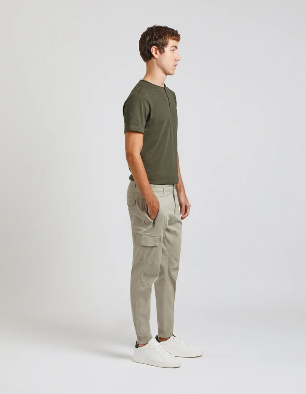 Pantaloni cargo con elastici alle caviglie