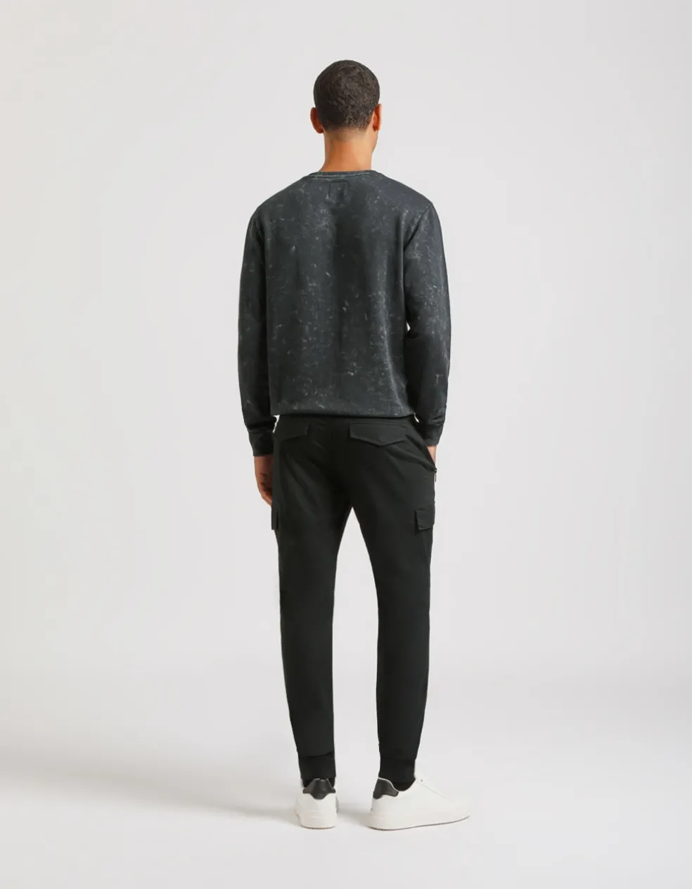 Pantaloni cargo con elastici alle caviglie